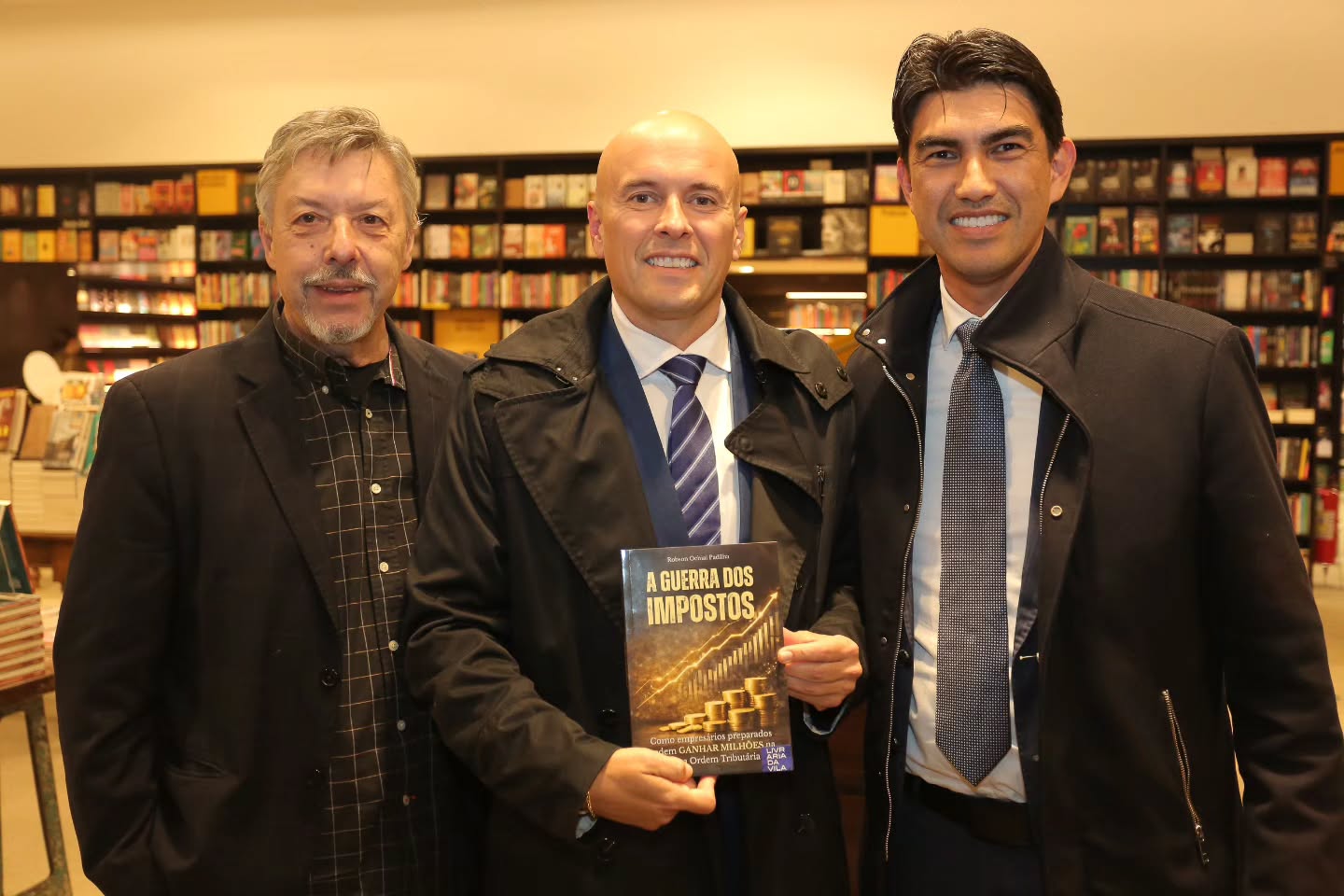 Robson autografando exemplares